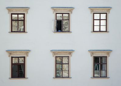 Eine H&auml;userfassade mit zwei Fensterreihen. Schlagworte: Geb&auml;ude, Stadtlandschaft