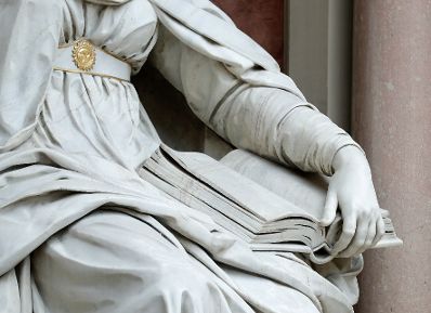 Justizpalast innen - Statue der Justitia mit Gesetzbuch Schlagw&ouml;rter: Justizpalast, Justiz, Justitia, Recht, Gericht, Gesetzbuch, Oberster Gerichtshof, OGH, Generalprokuratur, GP, Oberlandesgericht Wien, OLG Wien, Oberstaatsanwaltschaft Wien, OStA Wien, Landesgericht f&uuml;r Zivilrechtssachen Wien, LG f. ZRS Wien