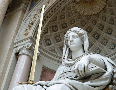 Justizpalast innen - Statue der Justitia mit vergoldetem Schwert und Gesetzbuch Schlagw&ouml;rter: Justizpalast, Justiz, Justitia, Recht, Gericht, Schwert, Gesetzbuch, Oberster Gerichtshof, OGH, Generalprokuratur, GP, Oberlandesgericht Wien, OLG Wien, Oberstaatsanwaltschaft Wien, OStA Wien, Landesgericht f&uuml;r Zivilrechtssachen Wien, LG f. ZRS Wien