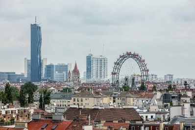 Blick &uuml;ber Wien auf das Wiener Riesenrad. Schlagw&ouml;rter: Wien, Bezirk, Riesenrad, Donau City Towers, DC Towers