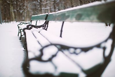 Geb&auml;ude und Impressionen der Wiener Innenstadt im Winter. Schlagw&ouml;rter: Wien, Innenstadt, 1. Bezirk, Schnee, Winter, Park, Volksgarten, Parkbank