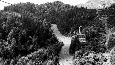 Eine Berglandschaft in Tirol. Schlagw&ouml;rter: Berge, Natur, Wald, W&auml;lder, Wiese, Stein, Gestein, Holz, Ger&ouml;ll, Schnee, Gondel, Seilbahn