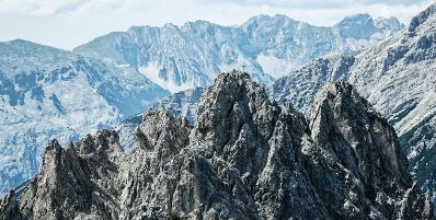 Eine Berglandschaft in Tirol. Schlagw&ouml;rter: Berge, Natur, Wald, W&auml;lder, Wiese, Stein, Gestein, Holz, Ger&ouml;ll, Schnee