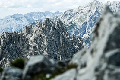 Eine Berglandschaft in Tirol. Schlagw&ouml;rter: Berge, Natur, Wald, W&auml;lder, Wiese, Stein, Gestein, Holz, Ger&ouml;ll, Schnee