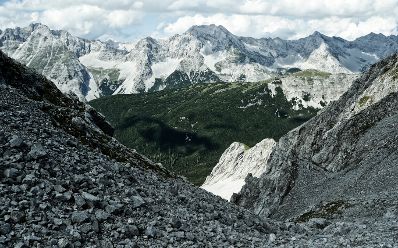 Eine Berglandschaft in Tirol. Schlagw&ouml;rter: Berge, Natur, Wald, W&auml;lder, Wiese, Stein, Gestein, Holz, Ger&ouml;ll, Schnee