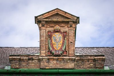 Architektur, Architekturdetail, Spitzgaube, Dach, Medizinische Universit&auml;t Wien