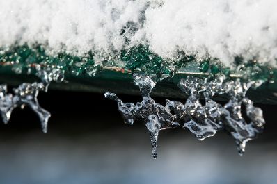 Geb&auml;ude und Impressionen der Wiener Innenstadt im Winter. Schlagw&ouml;rter: Wien, Innenstadt, 1. Bezirk, Schnee, Winter, Park, Volksgarten, Eis, Kristalle