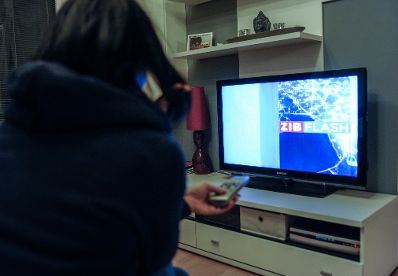 Bedienung eines Fernsehers. Schlagwote: Bildschirm, Fernbedienung, Technik, TV-Ger&auml;t