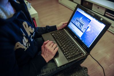 Benutzung eines Laptops. Schlagworte: Bildschirm, Computer, Ger&auml;t, H&auml;nde, Tastatur, Technik
