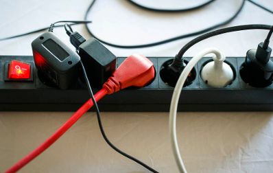 Eine Stromsteckerleiste mit Schalter. Schlagwote: Ger&auml;testecker, Kabel, Stromverteiler, Technik, Tischsteckdose