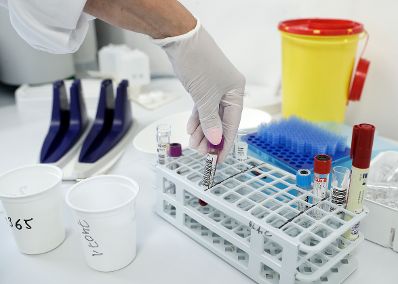 Labor - verschiedene Proben werden gesammelt. Schlagw&ouml;rter: Medizin, Blutprobe, Untersuchung, Latex Handschuhe, Gesundheit, Arzt, Rat f&uuml;r Besch&auml;ftigung, Sozialpolitik, Gesundheit und Verbraucherschutz, EPSCO