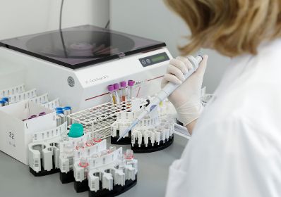 Labor - verschiedene Proben werden aus einer Pipette in kleine Beh&auml;ltnisse gef&uuml;llt. Schlagw&ouml;rter: Medizin, Pipette, Untersuchung, Latex Handschuhe, Gesundheit, Arzt, Rat f&uuml;r Besch&auml;ftigung, Sozialpolitik, Gesundheit und Verbraucherschutz, EPSCO