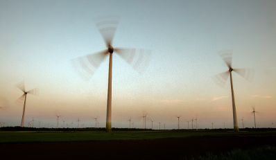 Windkraftanlagen in Betrieb. Schlagw&ouml;rter: Windkraftanlagen, Wind, Energie, Technik, D&auml;mmerung, Strom, Nachhaltigkeit, Rat f&uuml;r Verkehr, Telekommunikation und Energie, TTE