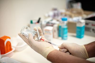 Labor - ein Arzt zieht Fl&uuml;ssigkeit in eine Spritze. Schlagw&ouml;rter: Medizin, Spritze, Injektion, Nadel, Untersuchung, Latex Handschuhe, Gesundheit, Arzt, Rat f&uuml;r Besch&auml;ftigung, Sozialpolitik, Gesundheit und Verbraucherschutz, EPSCO