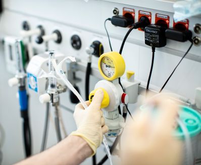 Labor - ein Krankenpfleger schlie&szlig;t Ger&auml;te an. Schlagw&ouml;rter: Medizin, Ger&auml;te, Gesundheit, Arzt, Krankenpfleger, Behandlung, Rat f&uuml;r Besch&auml;ftigung, Sozialpolitik, Gesundheit und Verbraucherschutz, EPSCO