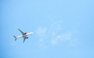 Ein Flugzeug in der Luft mit der Aufschrift &quot;Servus&quot;. Schlagw&ouml;rter: Flugzeug, Luft, Wolken, Himmel, Rat f&uuml;r Verkehr, Telekommunikation und Energie, TTE, Rat f&uuml;r Umwelt, ENVI, Rat f&uuml;r Wettbewerbsf&auml;higkeit, COMPET