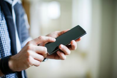 Ein Mann beim Bedienen eines Telefons. Schlagw&ouml;rter: Telefon, Mann, Meeting, tippen, w&auml;hlen, Technik, IT, Rat f&uuml;r Verkehr, Telekommunikation und Energie, TTE, Rat f&uuml;r Wettbewerbsf&auml;higkeit, COMPET