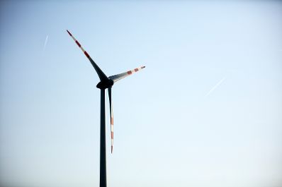 Eine Windkraftanlage in Betrieb. Schlagw&ouml;rter: Windkraftanlagen, Wind, Energie, Technik, Strom, Nachhaltigkeit, Rat f&uuml;r Verkehr, Telekommunikation und Energie, TTE