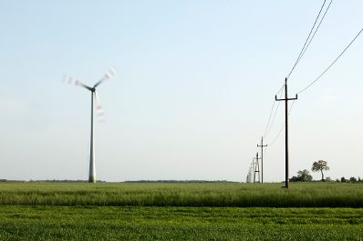 Windkraftanlagen in Betrieb, umgeben von Hochspannungsleitungen. Schlagw&ouml;rter: Windkraftanlagen, Wind, Energie, Technik, Strom, Nachhaltigkeit, Hochspannung, Rat f&uuml;r Verkehr, Telekommunikation und Energie, TTE