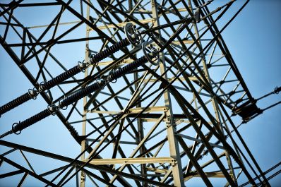 Hochspannungsleitungen laufen durch einen Strommasten. Schlagw&ouml;rter: Energie, Technik, Hochspannung, Strom, Nachhaltigkeit, Rat f&uuml;r Verkehr, Telekommunikation und Energie, TTE