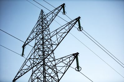 Hochspannungsleitungen laufen durch einen Strommasten. Schlagw&ouml;rter: Energie, Technik, Hochspannung, Strom, Nachhaltigkeit, Rat f&uuml;r Verkehr, Telekommunikation und Energie, TTE