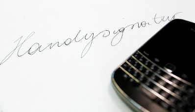 Mobiltelefon zur Verwendung der Handysignatur. Schlagworte: Elektronik, elektronische Unterschrift, Ger&auml;t, Technik, Telefon