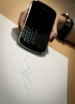 Mobiltelefon zur Verwendung der Handysignatur. Schlagworte: Elektronik, elektronische Unterschrift, Ger&auml;t, Hand, Technik, Telefon