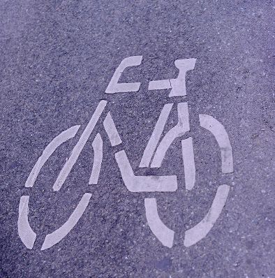 Das Symbol f&uuml;r einen Fahrradweg. Schlagworte: Beschriftung, Fahrrad, Fahrzeug, Bodenmarkierung, Verkehr