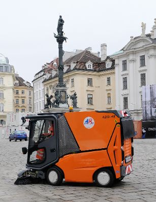 Ein Fahrzeug der MA 48 bei der Strassenreinigung. Schlagworte: Fahrzeug, MA 48, Reinigung, Stadtlandschaft