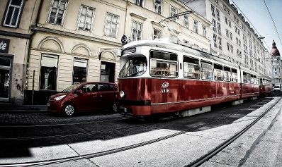 Eine Stra&szlig;enbahn der Winer Linien im 7. Bezirk. Schlagworte: Auto, Fahrzeuge, Schiene, Stadtlandschaften, Stra&szlig;e, Stra&szlig;enbahn, Verkehr, Wiener Linien