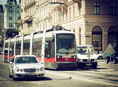 Eine befahrene Stra&szlig;e in Wien. Schlagworte: Autos, Fahrzeuge, Schiene, Stadtlandschaften, Stra&szlig;e, Stra&szlig;enbahn, Taxi, Verkehr, Wiener Linien