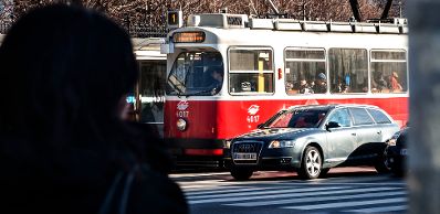 Eine Stra&szlig;enbahnstation beim Burggarten. Schlagworte: Auto, Gestalt, Stra&szlig;enbahn, Verkehr, Zebrastreifen,