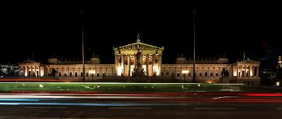 Stra&szlig;enverkehr bei Nacht vor dem Parlament. Schlagworte: Lichter, Nacht, Stadtlandschaften, Verkehr