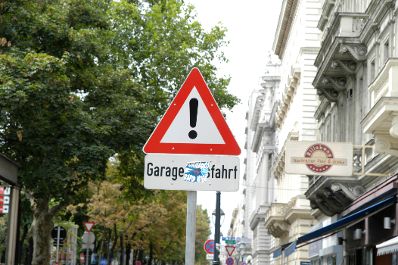 Verkehrsschild &quot;Gefahrstelle - Garagenausfahrt&quot;. Schlagworte: Beschriftung, Stra&szlig;e, Verkehr, Verkehrsschild, Verkehrszeichen