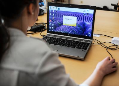 Eine Frau bei der Arbeit. Schlagworte: Arbeitsplatz, Bildschirm, Computer, Ger&auml;t, Laptop, Technik, Wirtschaft