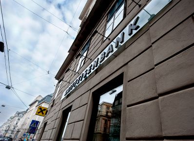 Eine Raiffeisenbank beim Schottentor. Schlagworte: Bank, Fenster, Geb&auml;ude, Himmel, Wirtschaft