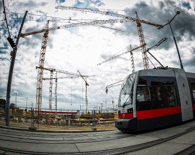 Baukr&auml;ne auf der Baustelle des &Ouml;BB Hauptbahnhofes in Wien. Schlagworte: Baustelle, Fahrzeug, Kr&auml;ne, Schienen, Stra&szlig;enbahn, Wiener Linien, Wirtschaft, Wolken