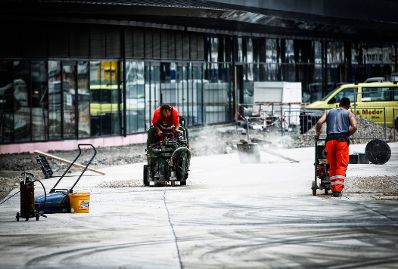 Arbeiter auf der Baustelle des &Ouml;BB Hauptbahnhofes in Wien. Schlagworte: Arbeiter, Baustelle, Menschen, Staub, Wirtschaft