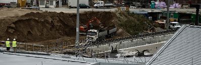 Arbeiter und Fahrzeuge auf der Baustelle des &Ouml;BB Hauptbahnhofes in Wien. Schlagworte: Arbeiter, Auto, Bagger, Baustelle, Fahrzeug, LKW, Menschen, PKW, Wirtschaft