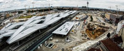 Die Baustelle des &Ouml;BB Hauptbahnhofes in Wien. Schlagworte: Arbeiter, Auto, Bagger, Baustelle, Fahrzeuge, Geb&auml;ude, Himmel, Kr&auml;ne, LKW, Menschen, PKW, Wirtschaft, Wolken