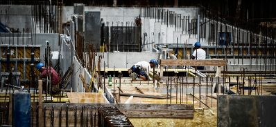 Arbeiter auf der Baustelle des &Ouml;BB Hauptbahnhofes in Wien. Schlagworte: Arbeiter, Baustelle, Helme, Menschen, Wirtschaft