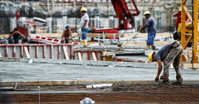 Arbeiter auf der Baustelle des &Ouml;BB Hauptbahnhofes in Wien. Schlagworte: Arbeiter, Baustelle, Helme, Menschen, Wirtschaft