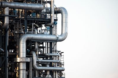 Aufnahmen der Raffinerie Schwechat. Schlagw&ouml;rter: Raffinerie, &Ouml;l, Roh&ouml;l, Erd&ouml;l, OMV, Pipeline, Brennstoff, fossil, Rat f&uuml;r Verkehr, Telekommunikation und Energie, TTE, Rat f&uuml;r Wettbewerbsf&auml;higkeit, COMPET Rat f&uuml;r Umwelt, ENVI