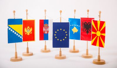 Symbolfoto f&uuml;r die Aufnahme der Westbalkan-L&auml;nder. Schlagw&ouml;rter: Westbalkan, Beitritt, EU, Europ&auml;ische Union, Flaggen, Fahnen, Albanien, Mazedonien, Bosnien und Herzegowina, Kosovo, Serbien, Montenegro, Rat f&uuml;r Allgemeine Angelegenheiten, GAC