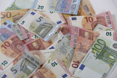 Geld auf einem Haufen. Schlagw&ouml;rter: Geld, Geldberg, Budget, Bargeld, Rat f&uuml;r Allgemeine Angelegenheiten, GAC, Rat f&uuml;r Justiz und Inneres, JHA, Rat f&uuml;r Wettbewerbsf&auml;higkeit, COMPET, Rat f&uuml;r Wirtschaft und Finanzen, ECOFIN