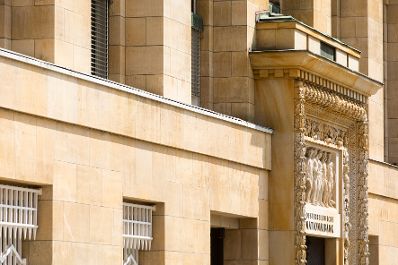 Die &Ouml;sterreichische Nationalbank von au&szlig;en. Schlagw&ouml;rter: Zentralbank, Europ&auml;isches System der Zentralbanken, OeNB, ESZB, Euro, W&auml;hrung, Geld, Finanzmarkt, Geldpolitik, Aktiengesellschaft, Rat f&uuml;r Wirtschaft und Finanzen, ECOFIN