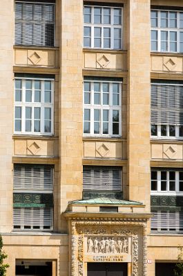 Die &Ouml;sterreichische Nationalbank von au&szlig;en. Schlagw&ouml;rter: Zentralbank, Europ&auml;isches System der Zentralbanken, OeNB, ESZB, Euro, W&auml;hrung, Geld, Finanzmarkt, Geldpolitik, Aktiengesellschaft, Rat f&uuml;r Wirtschaft und Finanzen, ECOFIN