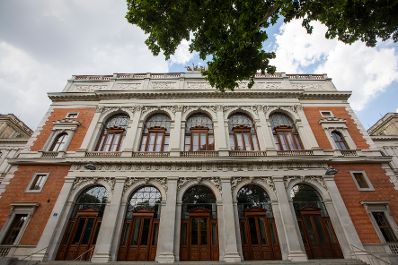 Die Wiener B&ouml;rse von au&szlig;en. Schlagw&ouml;rter: Handel, Aktien, Anleihen, B&ouml;rse, Wertpapierb&ouml;rse, Handelssystem, Computerb&ouml;rse, Daten, Informationen, Aktienindex ATX, Rat f&uuml;r Wirtschaft und Finanzen, ECOFIN