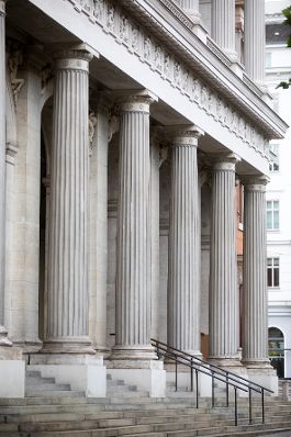 Die Wiener B&ouml;rse von au&szlig;en. Schlagw&ouml;rter: Handel, Aktien, Anleihen, B&ouml;rse, Wertpapierb&ouml;rse, Handelssystem, Computerb&ouml;rse, Daten, Informationen, Aktienindex ATX, Rat f&uuml;r Wirtschaft und Finanzen, ECOFIN