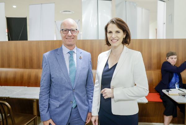 Am 13. Juli 2022 reiste Bundesministerin Karoline Edtstadler (r.) nach New York. Im Bild beim bilateralen Gespr&auml;ch mit Maher Nasser, Leiter des UNO-Informationsdienstes (l.).
